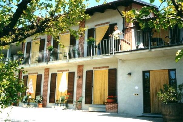 Agriturismo Le Viole Бароло Экстерьер фото